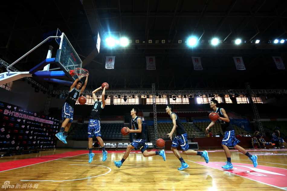 汕头大学球员反击中试图飞身暴扣，但遭遇广工中锋强硬封阻，只能在空中换手上篮，展现出极佳的调整能力