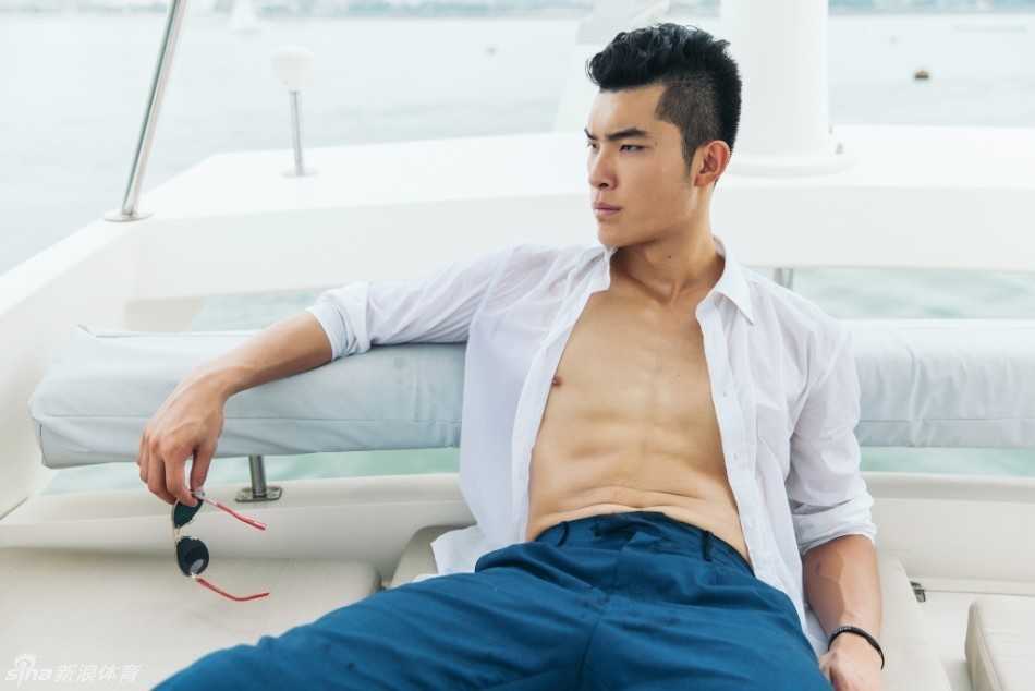 北京大学的郭凯身披战袍，在赛场上挥洒汗水，强壮的体魄彰显着内线统治力，他是北大内线最坚实的屏障