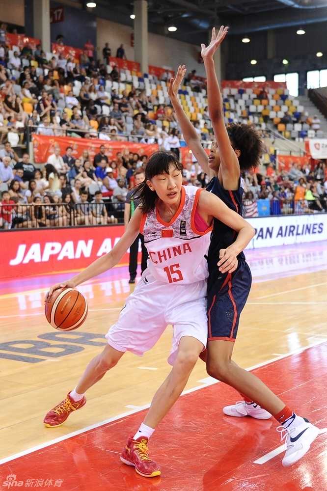 中国队后卫王佳琦高速带球推进，她灵活地穿梭在美国队的防线之间，正准备发动一次致命的快速反击，身后的美国队员奋力追赶却只能望其项背。