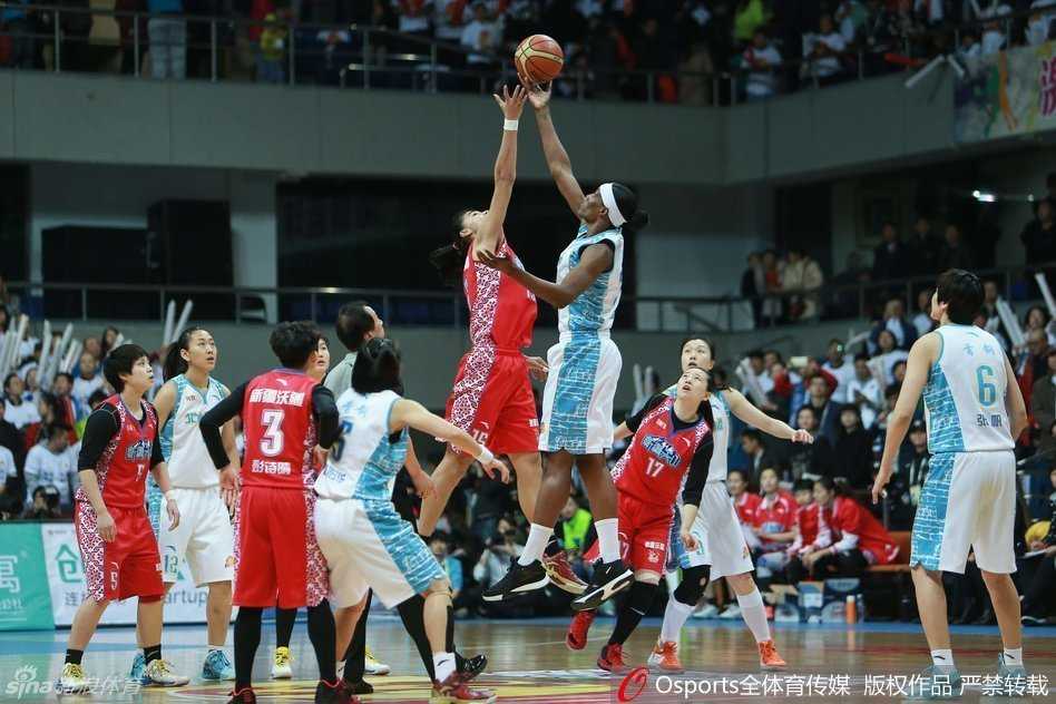 双方球员在中圈跳球，北京队外援福尔斯高高跃起，誓要为球队赢得先机