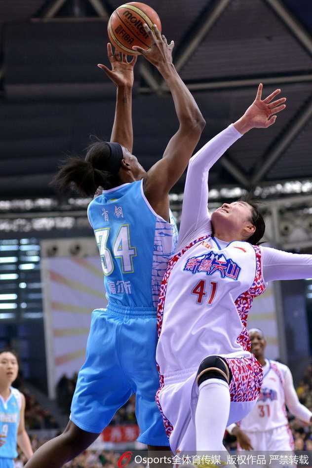 新疆女篮进攻端犀利无比，队员们在展淑萍指导的战术布置下积极跑位，寻找一击制胜的机会。