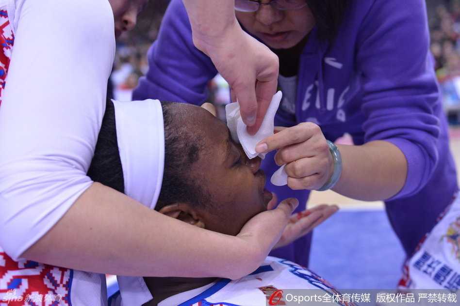 队医紧急进场为查尔斯处理伤口，白色的纱布瞬间被鲜血染红，查尔斯紧闭双眼忍受着剧痛。