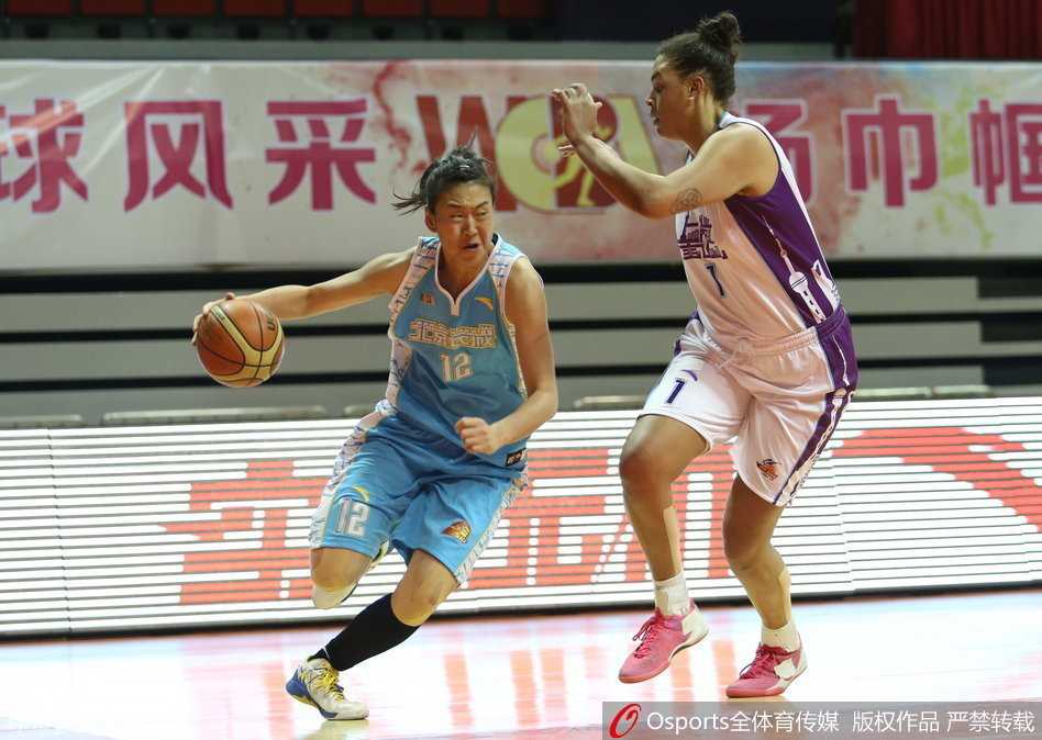 上海与北京的强强对话中，双方球员如同猎豹般在篮下展开激烈争夺，眼神中透露出对胜利的无限渴望