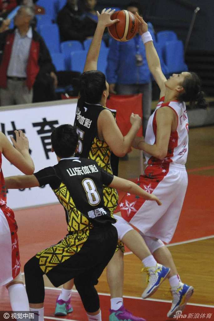 北京女篮队员高高跃起，在空中张开双臂完成一次势大力沉的篮下封盖，彻底粉碎了对手的上篮企图。