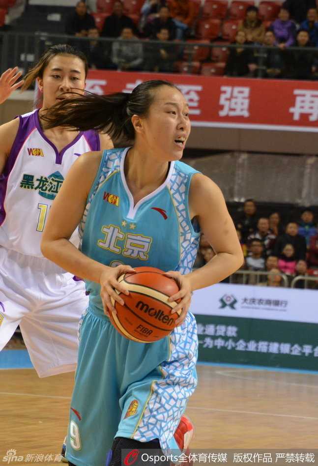 邵婷持球观察场上局势，双手稳稳抱住篮球，眼神犀利地寻找着队友的跑位，准备送出一记撕裂防守的妙传。