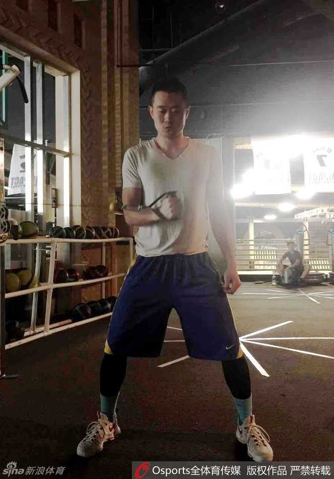 训练结束后，许家晗在场边放松，身后是美国加州的阳光，他期待着能带着特训成果照亮CBA赛场