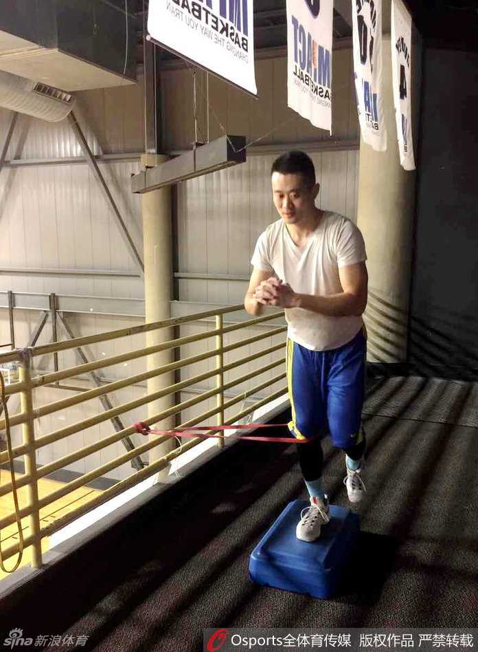 特训期间的许家晗，眼神坚定，在美职篮级别的训练氛围中打磨技术，蓄力待发