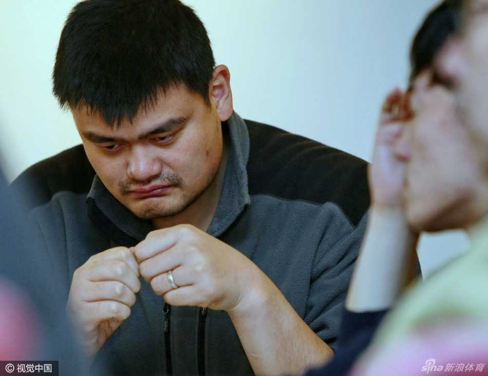 姚明在小组讨论中陷入沉思，他眉头微蹙，似乎正在为体育体制改革中的深层问题寻找破解之道。