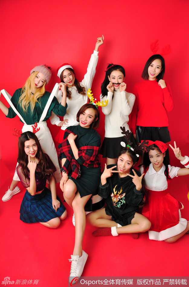 圣诞主题造型中，篮球宝贝举手投足间尽显青春活力与专业舞者的自信