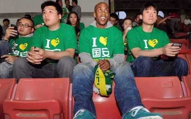 地铁车厢里，身穿国安队服的他虽然疲惫但难掩兴奋，身边是同样热情洋溢的球迷群体