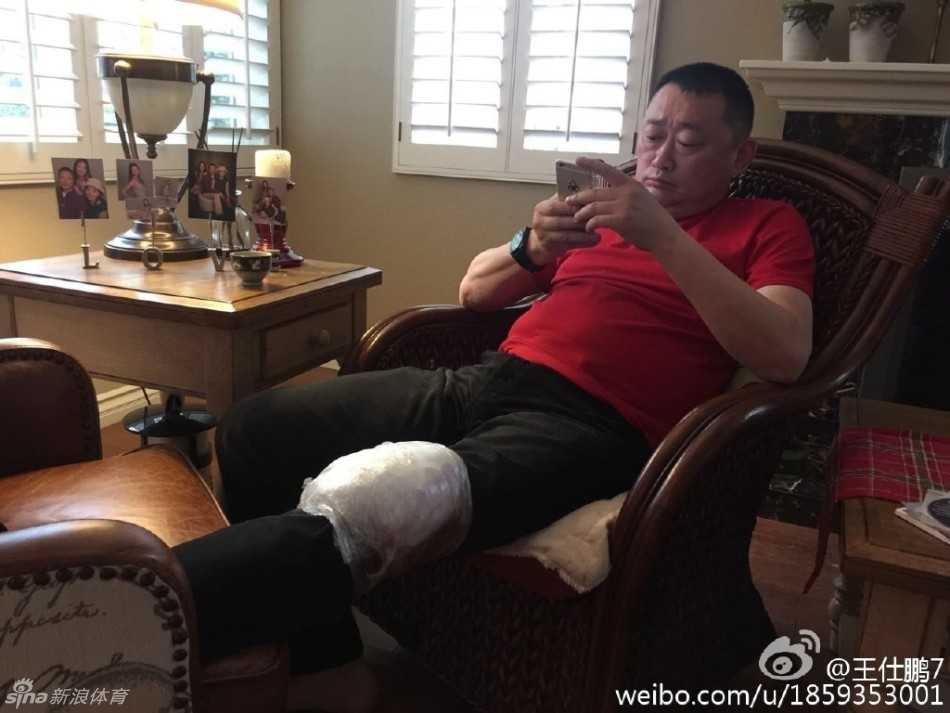 刘宏疆面带微醺红润，举杯敬向镜头，身前茅台酒瓶已空大半，尽显老友相聚不醉不归的豪爽