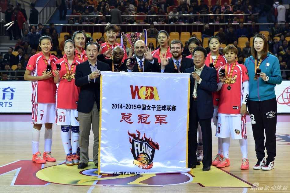 山西女篮的姑娘们身着白色战袍，在新主场紧紧相依，一张充满欢笑的全家福定格了她们开启新赛季的喜悦与团结。