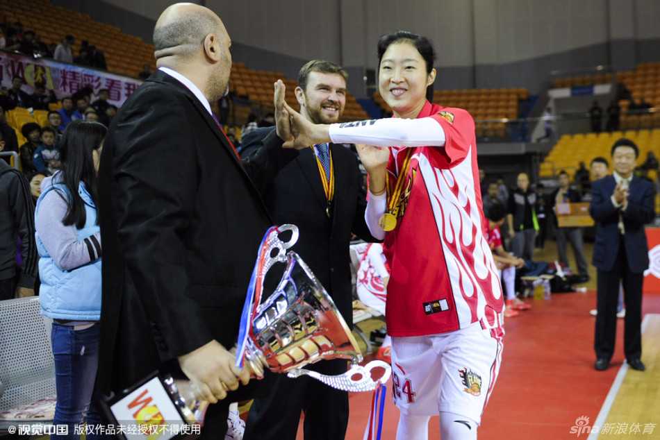 颁奖典礼上，一位队员低头深情凝视手中的冠军戒指，那专注的神情仿佛在回味上个赛季每一个拼搏的日夜。