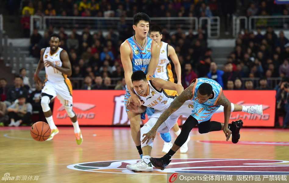 新疆队外援亚当斯如闪电般撕裂山西队的防线，高高跃起抛投出手，篮球在空中划出一道美妙的弧线。