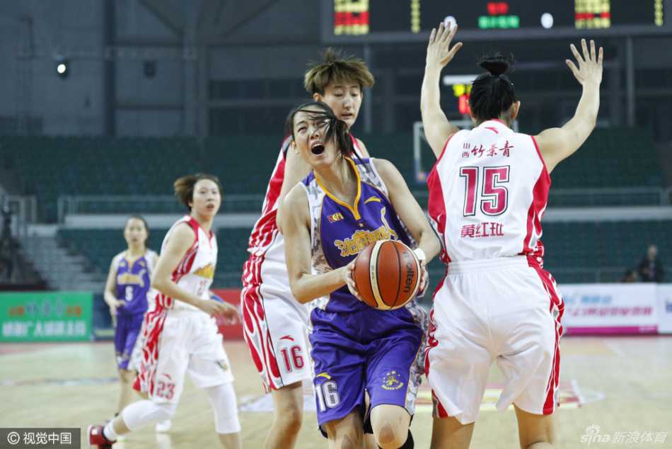 沈部防守球员如铜墙铁壁般缠绕，山西外援强行突破，肌肉碰撞的瞬间仿佛能听见赛场上的闷响