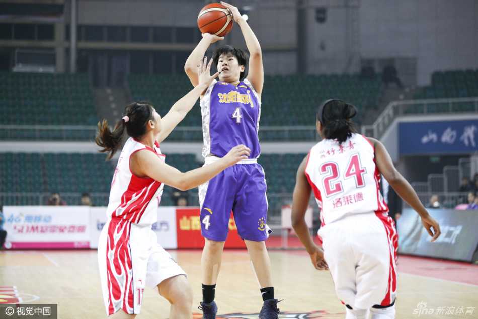 山西女篮后卫在三人包夹的人缝中强行突破，身体在空中扭曲成一张弓，寻找传球的刹那良机