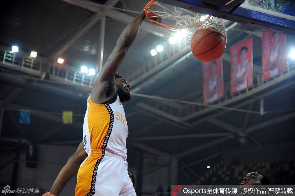 山西队的本土射手原帅在三分线外觅得良机，他接球后果断出手，篮球在空中划出完美的弧线空心入网。全场为之沸腾，这就是原帅的冷血本色。