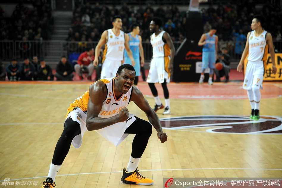 新疆队内线支柱布拉切在争抢篮板时手部不慎受伤，他痛苦地捂着手指，眉头紧锁，裁判和队友迅速围拢过来查看情况，队医也紧急入场。