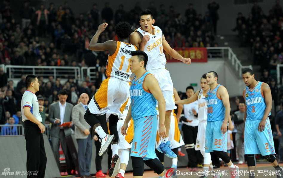 在一次拼抢中，新疆队球员李根为了救球不惜体力飞身而出，重摔在地。面带痛苦之色的他被赶来的队友们从地板上拉起来，体现了飞虎将士的顽强。