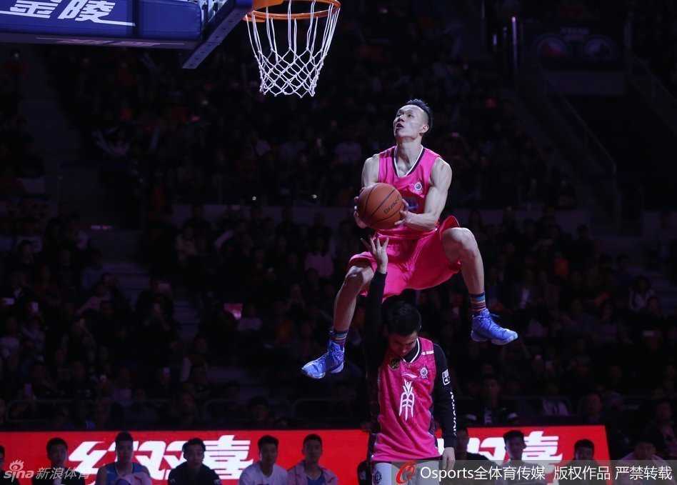 王潼飞身而起，试图从高举双臂的现场DJ头顶摘走篮球，这一瞬间展现出他惊人的弹跳和勇气