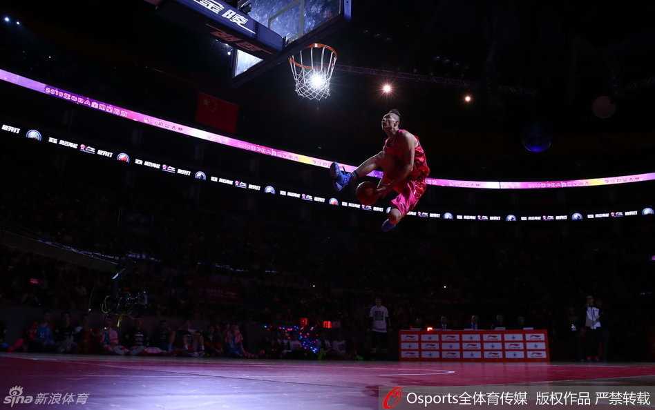 王潼在扣篮大赛决赛中腾空而起，身体在空中完全舒展，单手抓球霸气外露，仿佛摆脱了地心引力