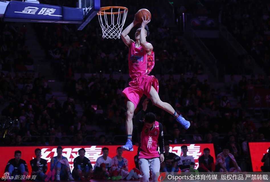 王潼成功飞跃DJ后单臂挂筐，整个球馆的观众都为之沸腾，他在这片场地上写下了属于自己的传奇