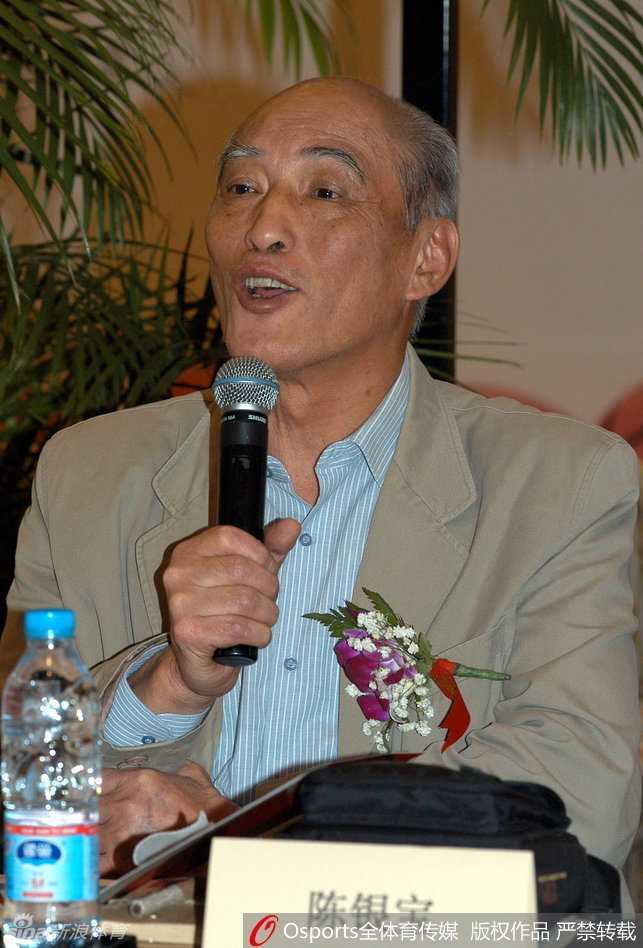 黑白光影定格了上世纪七十年代的风云际会，身穿9号战袍的陈银宝与老队友们站在一起，脸上洋溢着属于那个年代的质朴与豪情，这张珍贵的昔日合照见证了上海篮坛的一段黄金岁月。