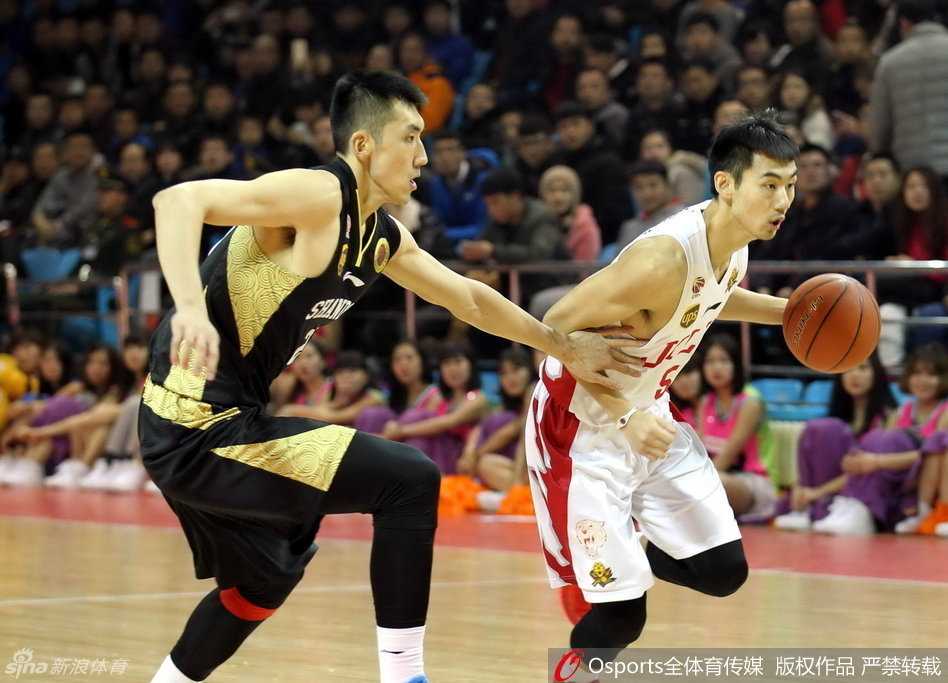 王治郅在赛前热身中神态轻松，标志性的勾手投篮引来场边观众阵阵欢呼，这位老将的每一个动作都彰显着深厚的篮球功底。