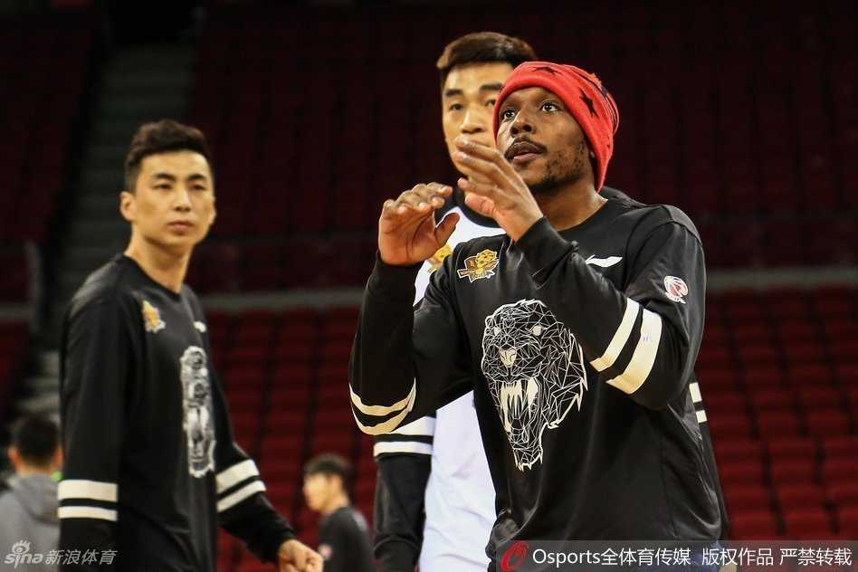 崔晋铭在投篮训练中手感火热，篮球空心入网，吉林核心正在调试准星瞄准强敌