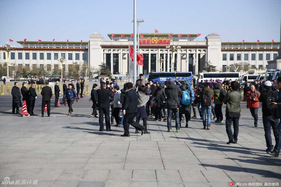 在记者的重重包围中，刘翔步履稳健地步入会场，他的眼神并未停留在两侧的镜头上，而是坚定地望向前方的道路。