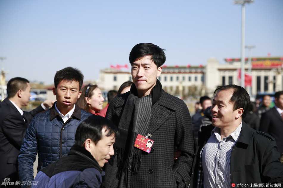 人民大会堂的台阶上，记者们将刘翔团团围住，话筒和录音笔如林般伸向他，而他淡漠的表情与周围的热切形成了鲜明对比。