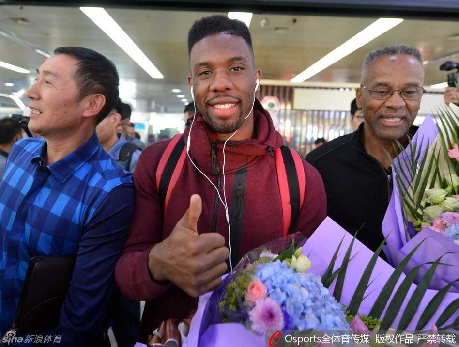 科尔面带微笑，向接机的热情人群高高竖起大拇指，表达着自己的欣喜与感激之情。