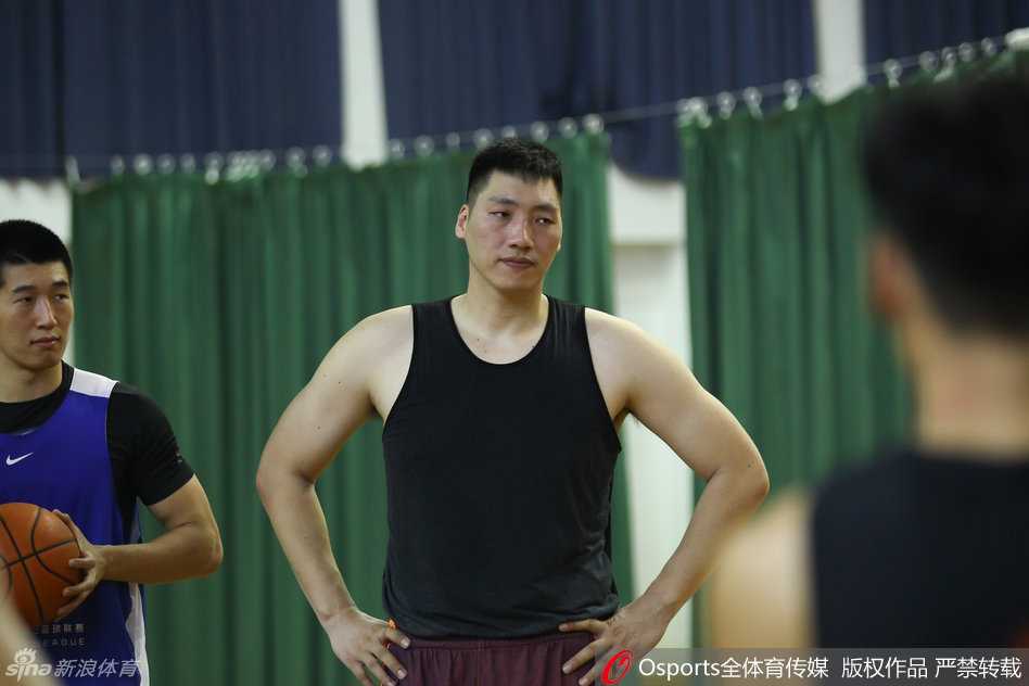 内线买尔丹在对抗中跃起投篮，虽然动作略显紧张，但在胡卫东严厉的目光下，他每一次出手都全力以赴，渴望在新帅面前证明自己。