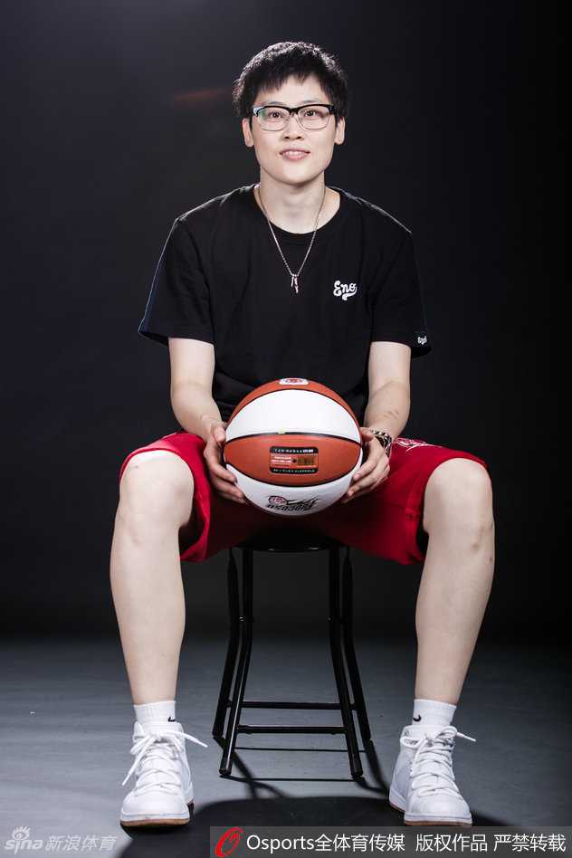 纪妍妍在运球行进间眼神专注，灵动的身影背后是无数次清晨加练的汗水，作为曾经的联赛得分王，她的每一个动作都充满节奏感。