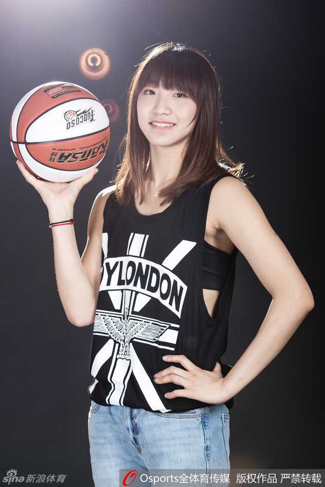 杨半伴持球快速推进，身姿矫健如风，作为球场上的“指挥官”，她的眼神中闪烁着辽足名宿之女与生俱来的运动天赋。