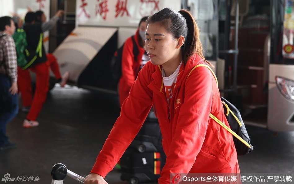 后卫吴迪运球推进，赵志芳和邵婷在其身后接应，三人行云流水般的配合彰显团队默契。