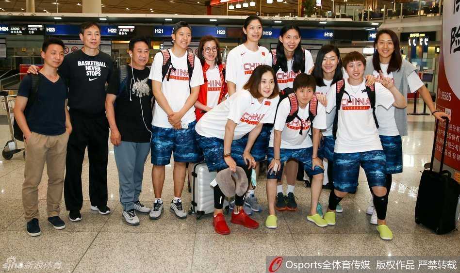 核心球员邵婷在训练中持球突破，她那标志性的长辫随风飞舞，防守队员只能望其项背，这一幕展现了女篮在备战中的凌厉攻势。