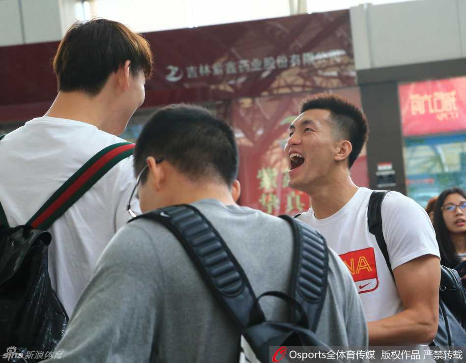 翟晓川与丁彦雨航并肩行走，步调一致，仿佛连体婴一般，诠释了什么叫做真正的形影不离