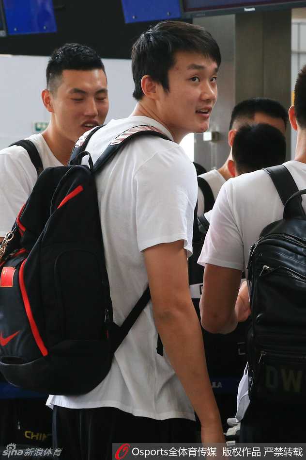 新星赵岩昊在训练间隙表情认真，稚嫩的脸庞上写满了对更高舞台的向往和专注