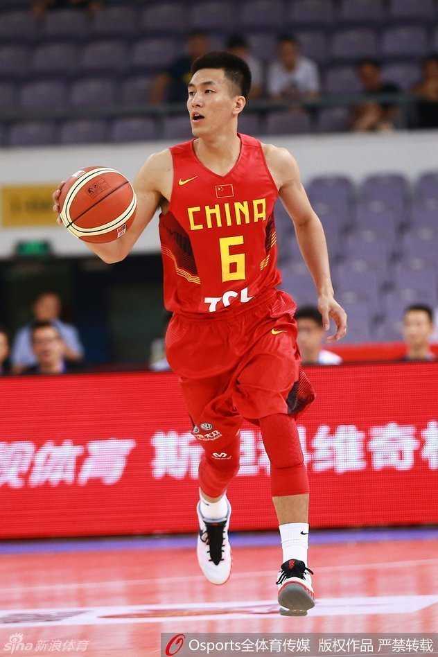 郭艾伦重心压得极低，稳健地控制着球权，正在寻找最有利的传球或进攻时机。