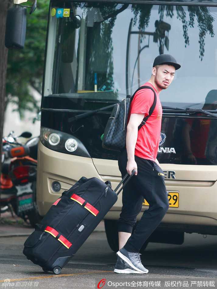 丁彦雨航在侧翼持球面对防守，他利用节奏变化试图突破，肌肉线条在对抗中显得格外明显，充满了力量感。