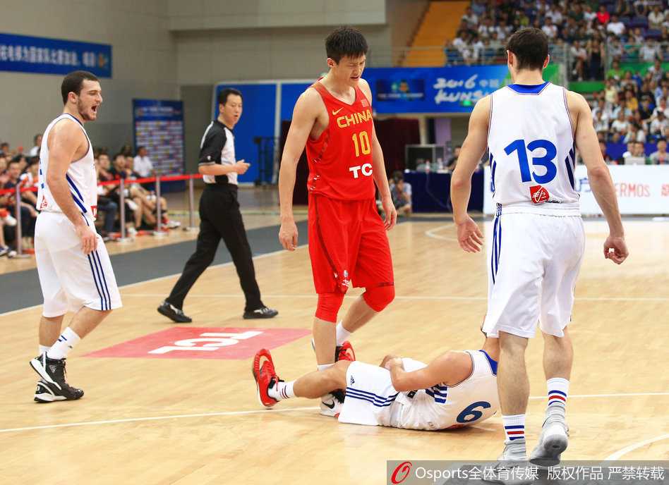 中国男篮核心易建联在冲突平息后持球进攻，目光如炬，用一次次稳定的跳投为球队奠定胜局