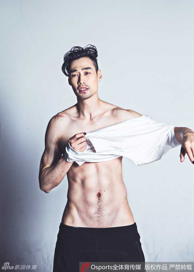 纳达尔在比赛中奋力回球，他标志性的强力上旋球在灯光下划出一道优美的弧线