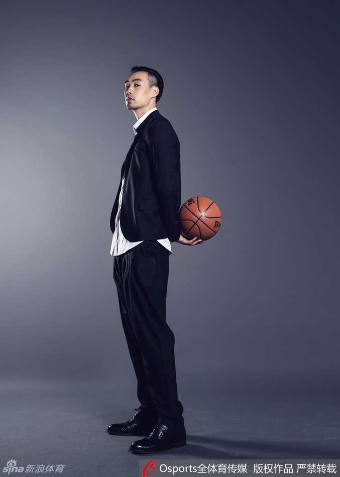 看台上热情的中国球迷挥舞着国旗，他们的脸上画着油彩，为心中的偶像呐喊助威