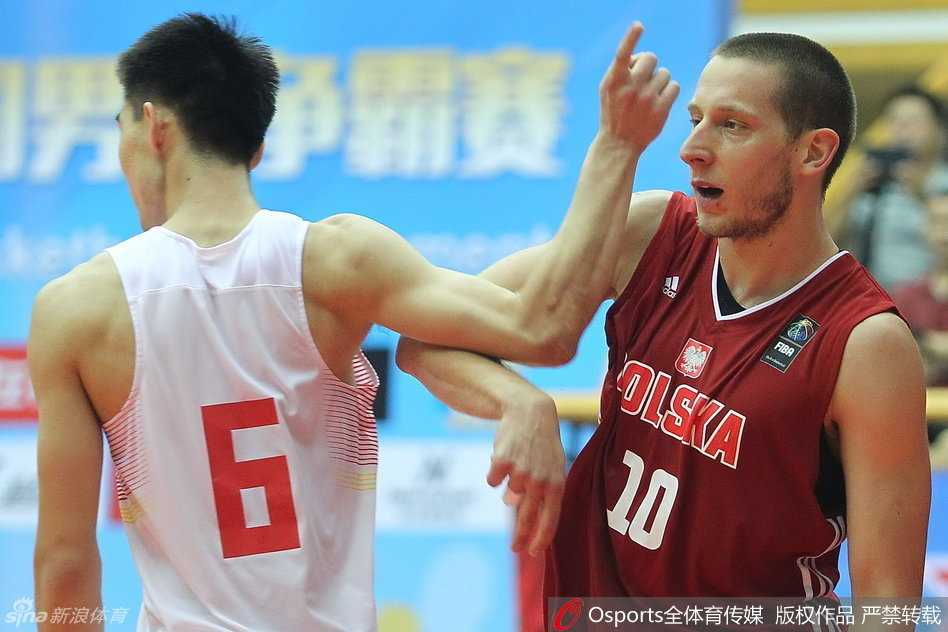 胡金秋在禁区边缘背身要球，接球后迅速转身拔起跳投，动作一气呵成，防守者只能无奈仰视，篮球划过指尖应声入网。