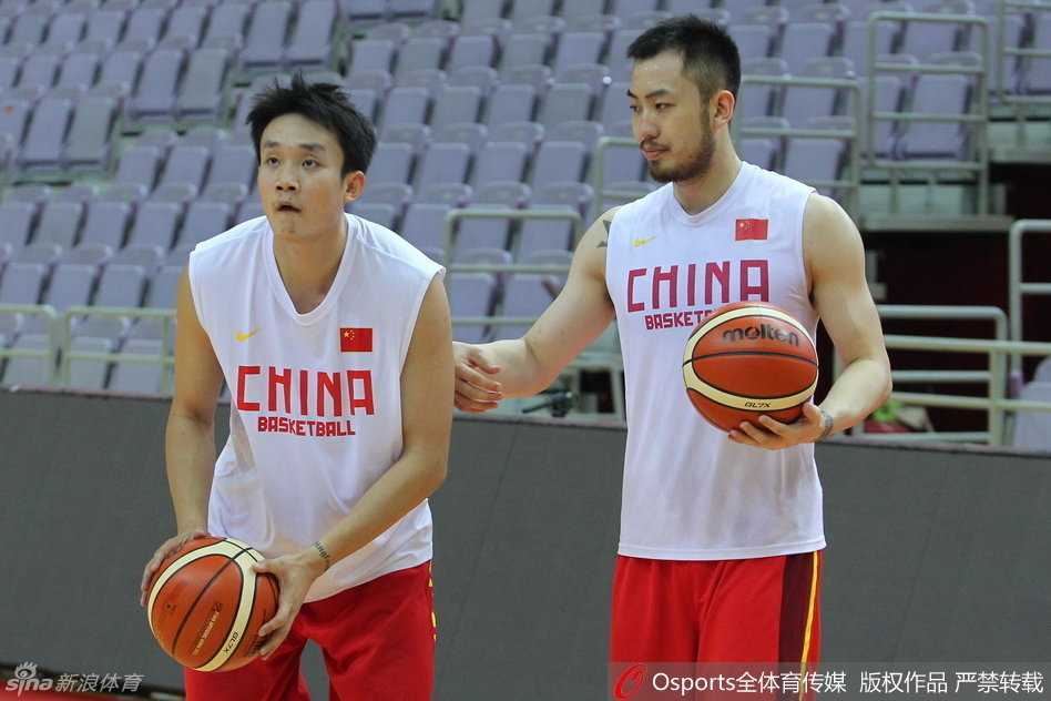 翟晓川在训练中如同不知疲倦的骏马，积极空切跑位，寻找着接球攻击的最佳时机，脸上写满了对比赛的渴望。