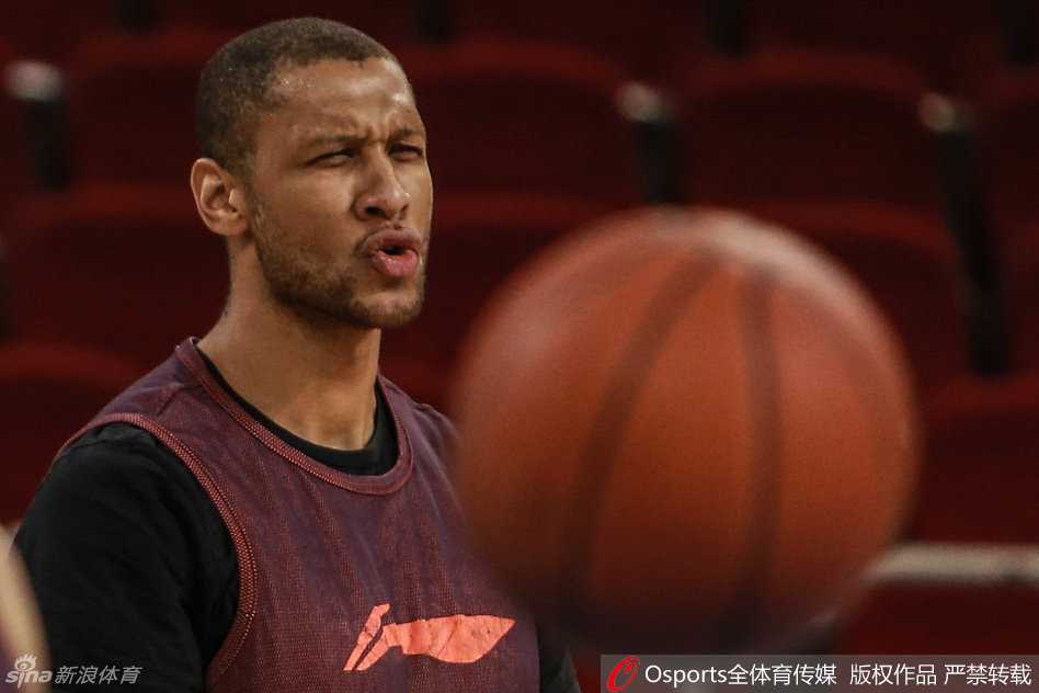 老将张庆鹏坐在场边陷入沉思，神情严肃，仿佛在回味赛季的起伏，又或在谋划季后赛的杀招。