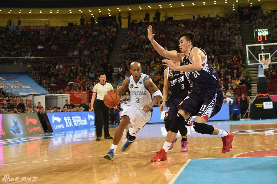 马布里在深圳队多人围堵下依然毫无惧色，他像一头见惯风浪的雄狮，用经验与技术牢牢将球护在身前，寻找着那稍纵即逝的战机。