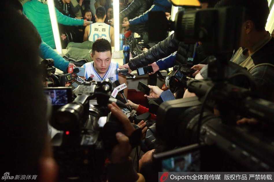 张松涛神色失落，他在内线的轮转中拼尽全力，却依然无法阻挡对手的狂轰滥炸，背影写满了无奈。