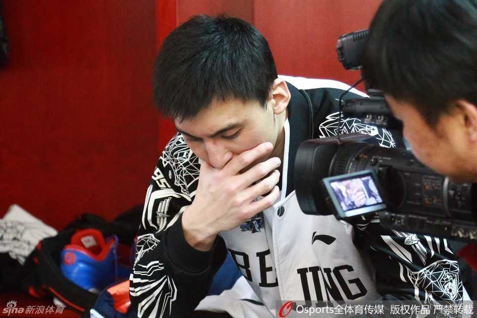 吉喆在替补席上独自掩面，球衣遮挡不住他内心的波澜，那是对关键犯规的懊恼，也是对胜利渴望却不可得的深深无奈。